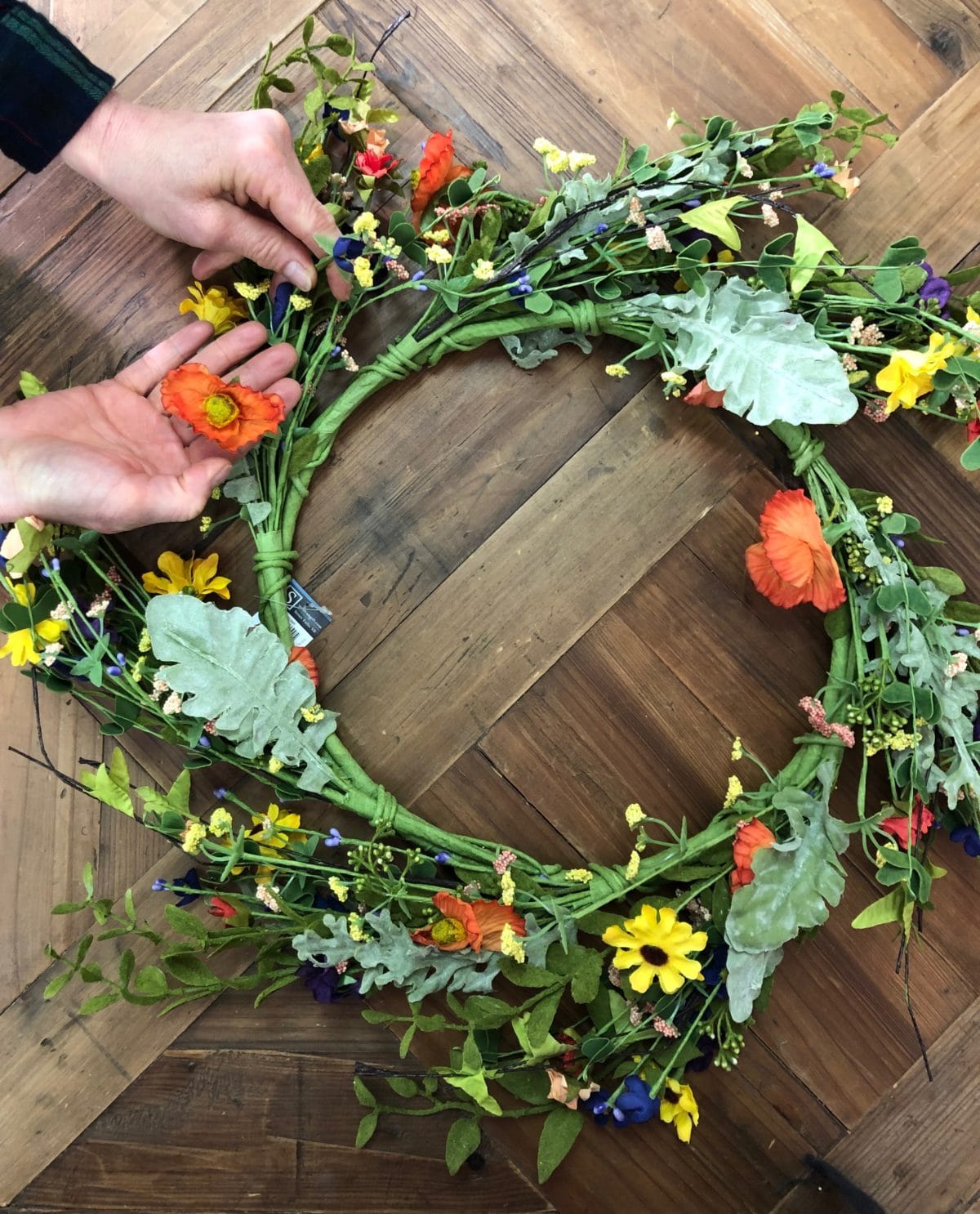 How to Fluff an Artificial Floral Wreath - 5 Simple Steps